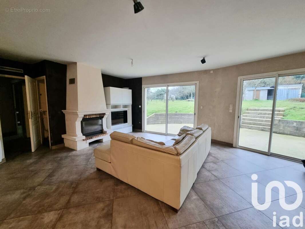 Maison 147 m² à La Chapelle-Saint-Laud  - photo 4