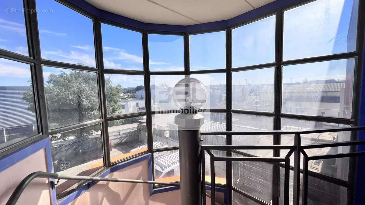 Commerce à LAUDUN-L&#039;ARDOISE