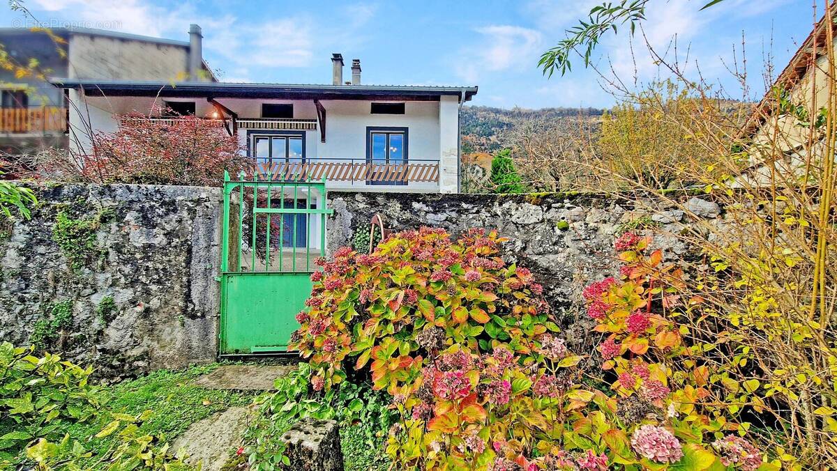Maison à COLLONGES