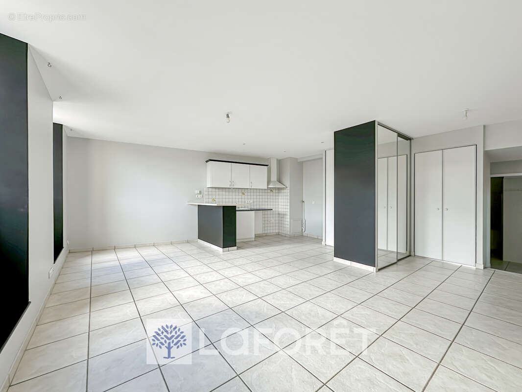 Appartement F3 1er étage (80 m²) à vendre à GEMOZAC (17260) - photo 2