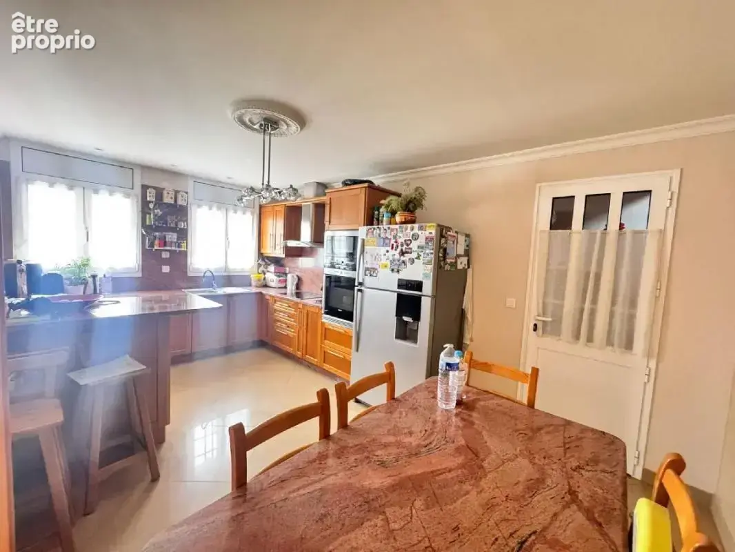Maison 275 m² à Villeneuve-Saint-Germain  - photo 4