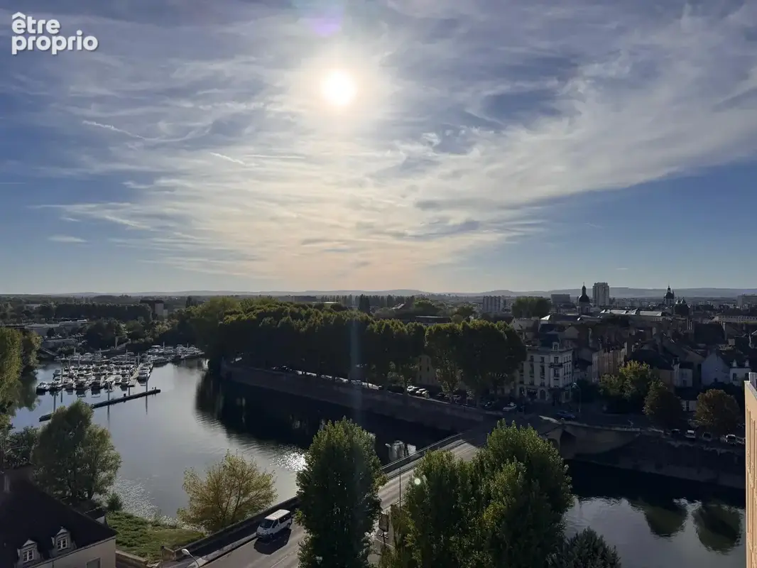 Vue exceptionnelle   76 m2   10e étage avec ascenseur   parking + cave   110 000 € - photo 6