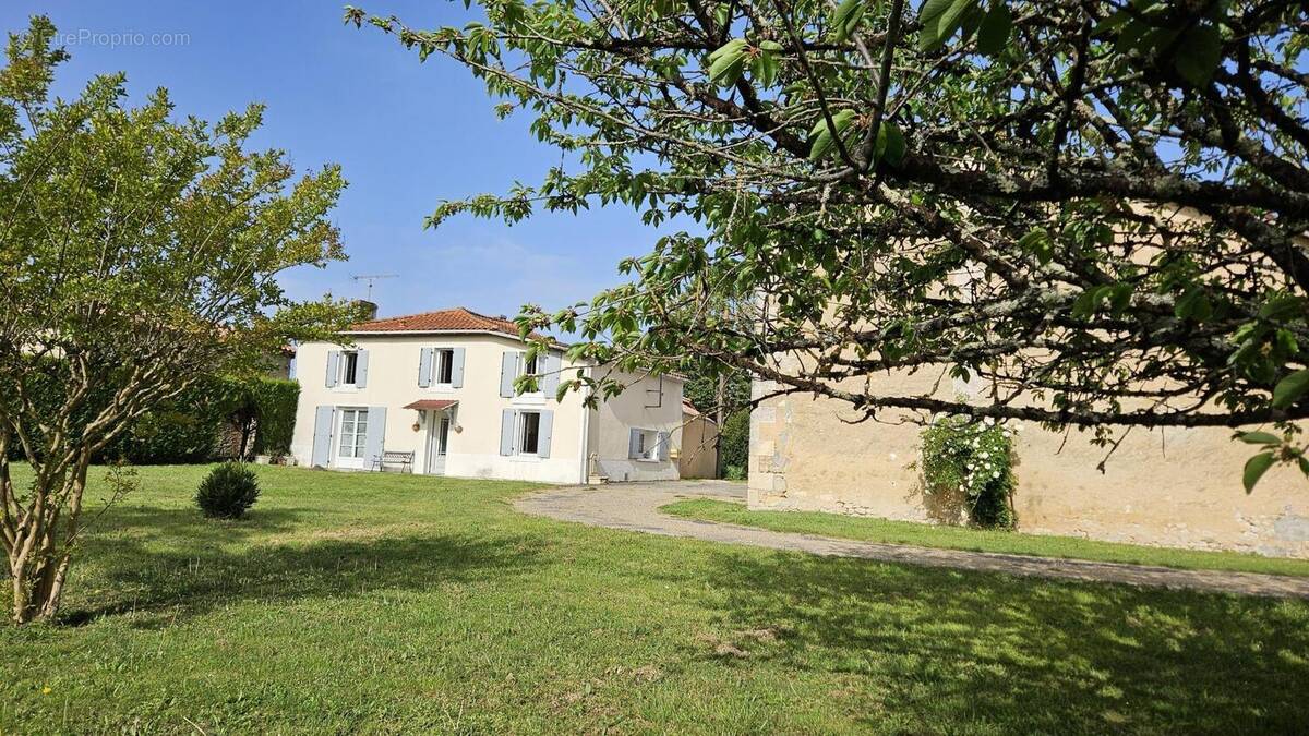 Photo 1 - Maison à SALLES-DE-BARBEZIEUX