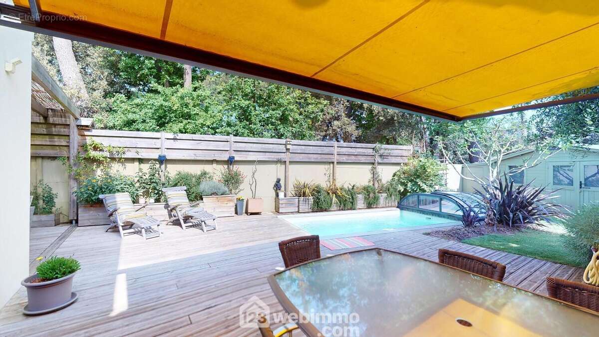 Belle terrasse bois et sa piscine chaufée. - Maison à JARD-SUR-MER