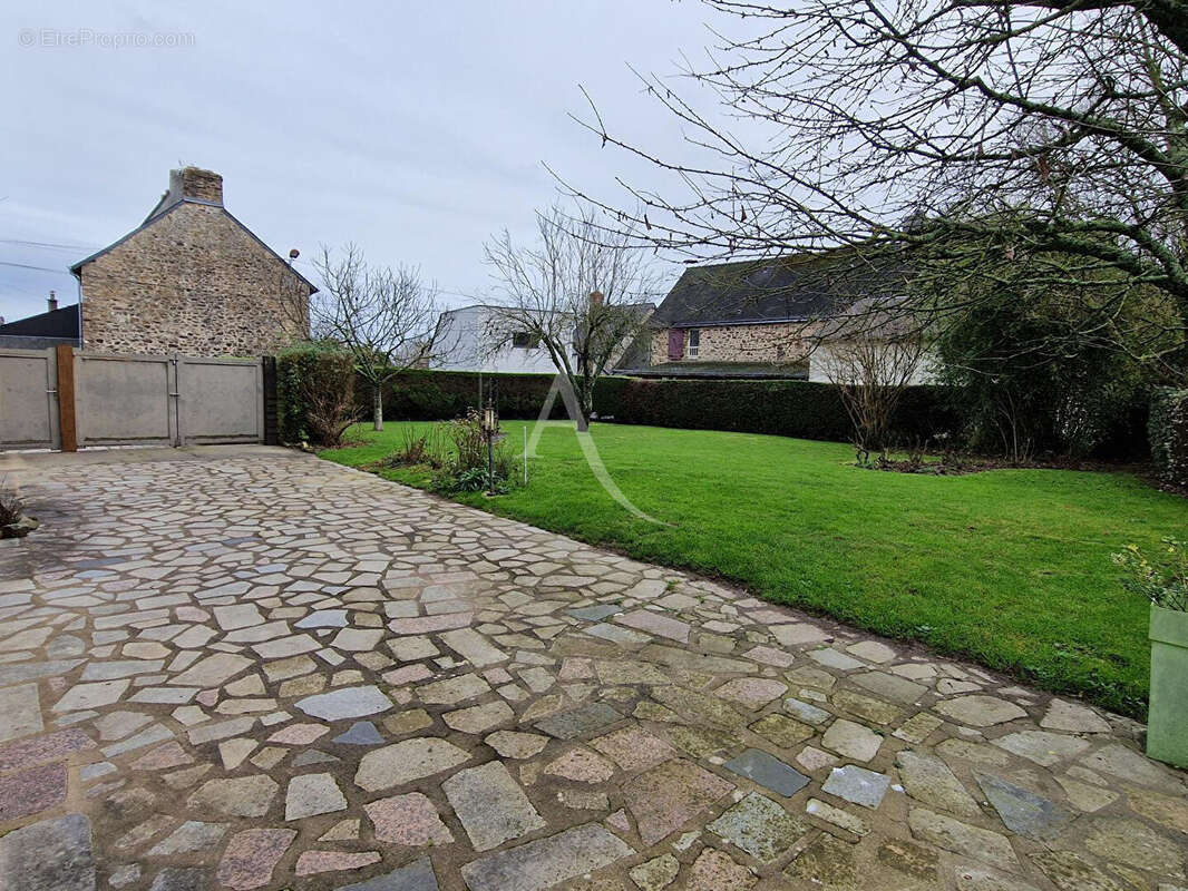 Maison à SAINT-GERMAIN-LE-FOUILLOUX