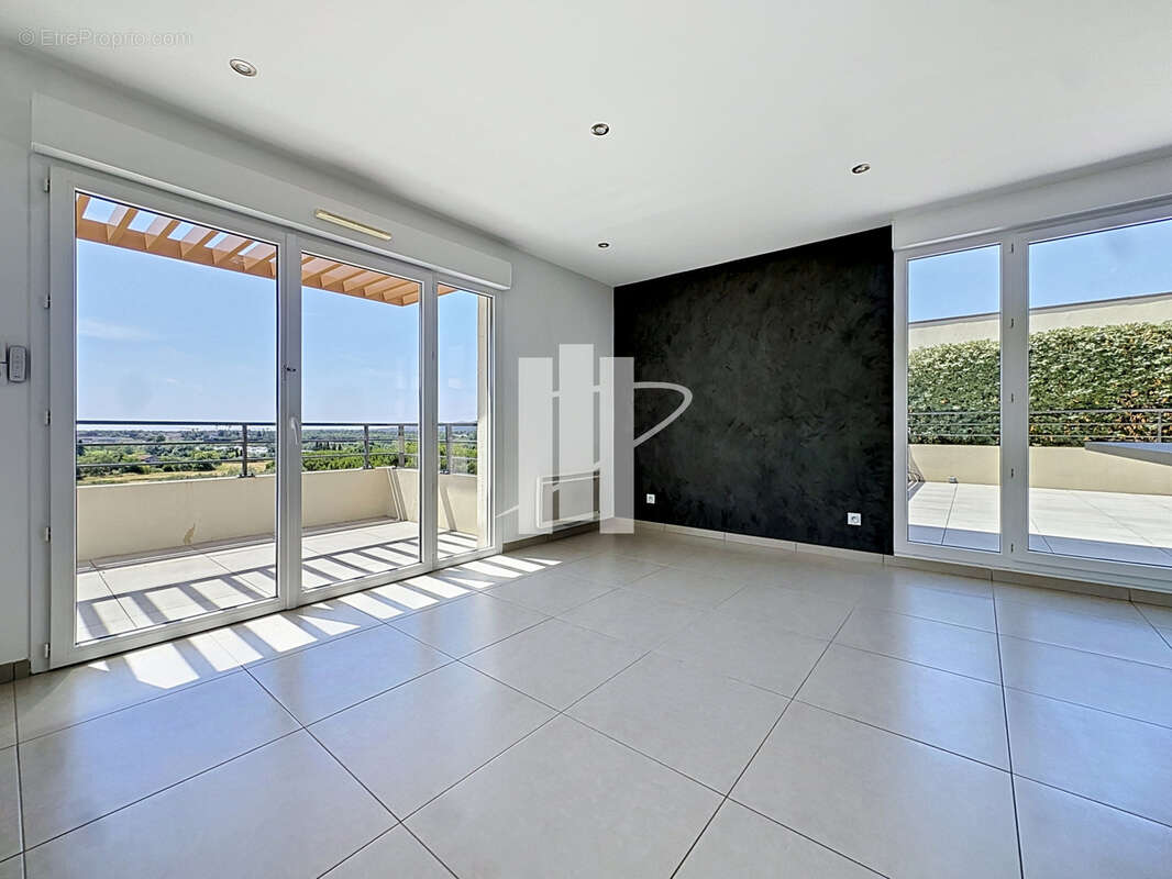 Appartement 3 pièces à vendre à fréjus   dernier étage avec 100 m2 de terrasses, piscine et parking - photo 4