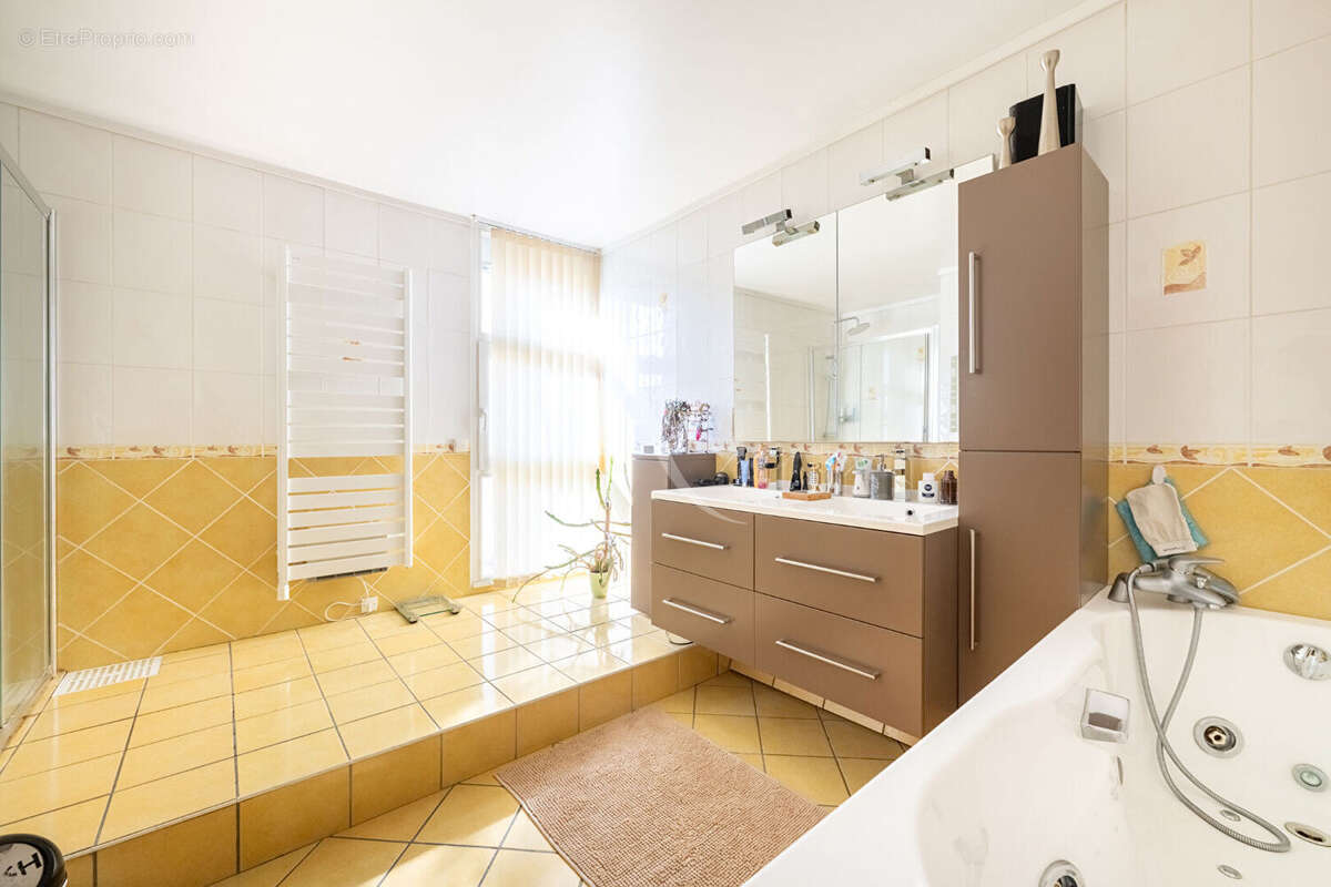 Maison à JOUY-LE-MOUTIER