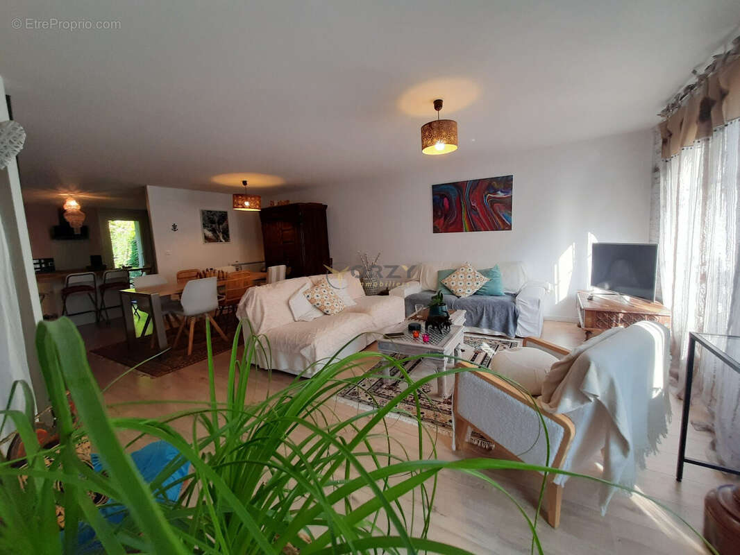 Maison à ENTRAIGUES-SUR-LA-SORGUE