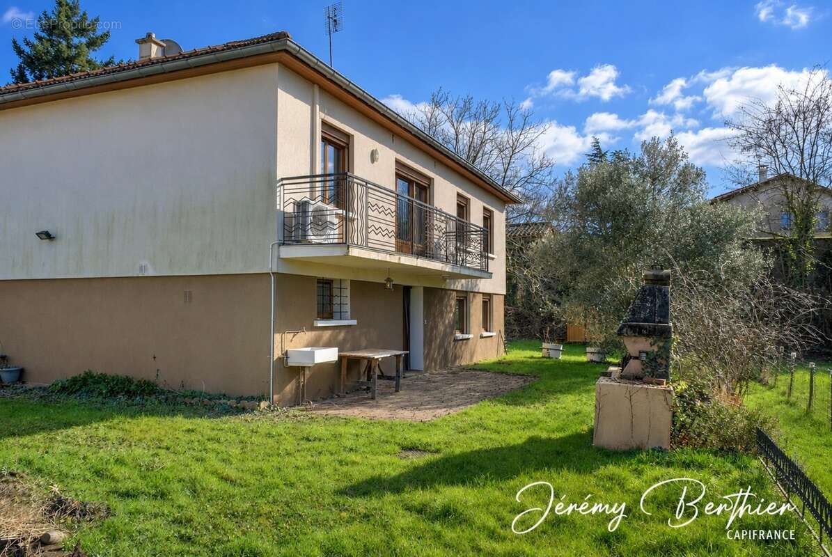 GENAY (69) - Maison 141 m² - 7 pièces - 1775 m² de terrain - Fort potentiel - photo 2