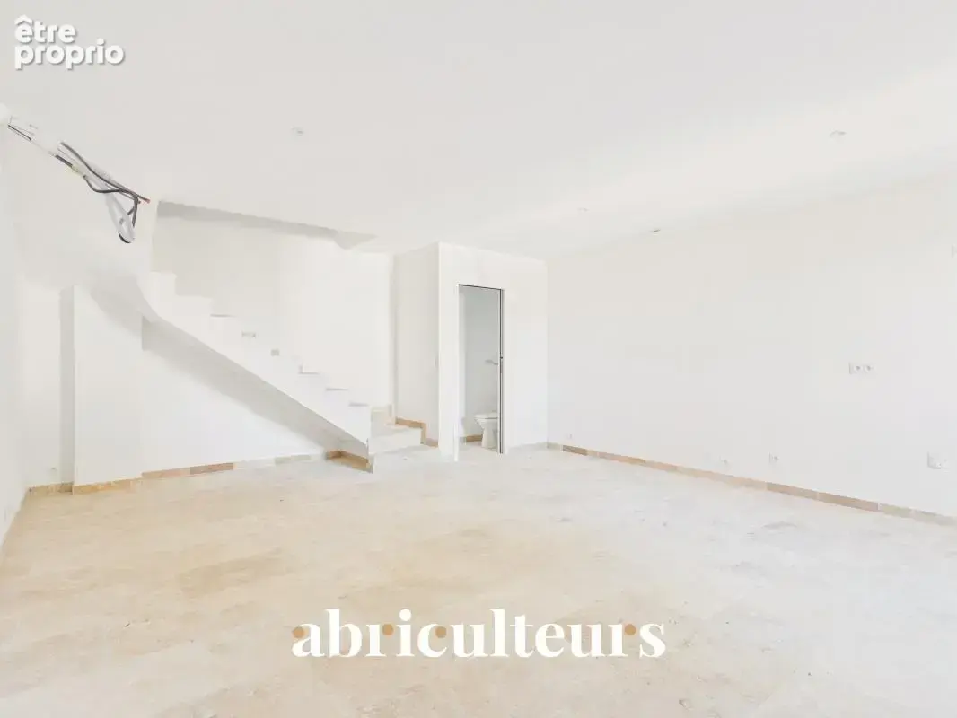 Maison T4 avec parking — Centre du village et vue Chaîne des Costes - Lambesc (13410) - photo 2