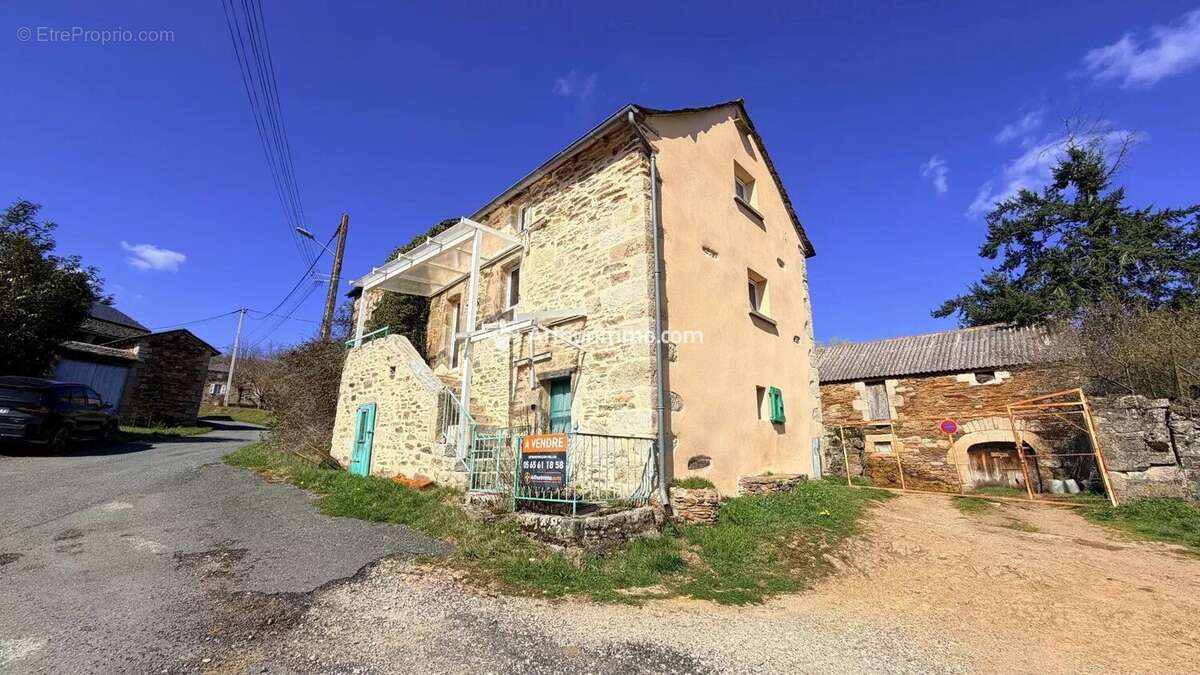 Maison à SAINT-LAURENT-DE-LEVEZOU