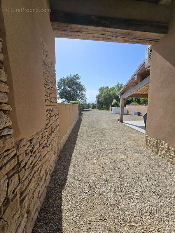 Maison à CRUZILLES-LES-MEPILLAT