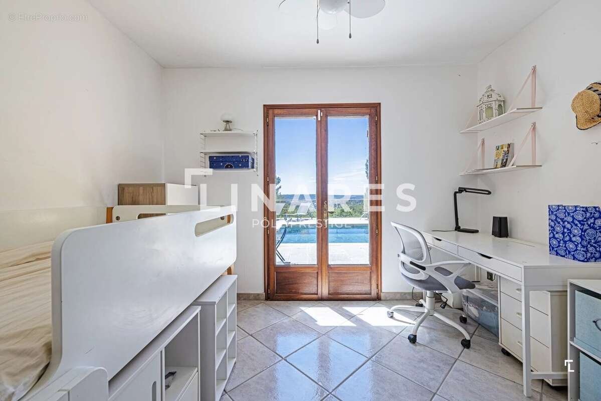 LES HAUTS : Propriété de 310m2 (145 + 90 + 40 + 30m2) Piscine à fond mobile, Tennis,  2 hectares - Simiane-Collongue - photo 20