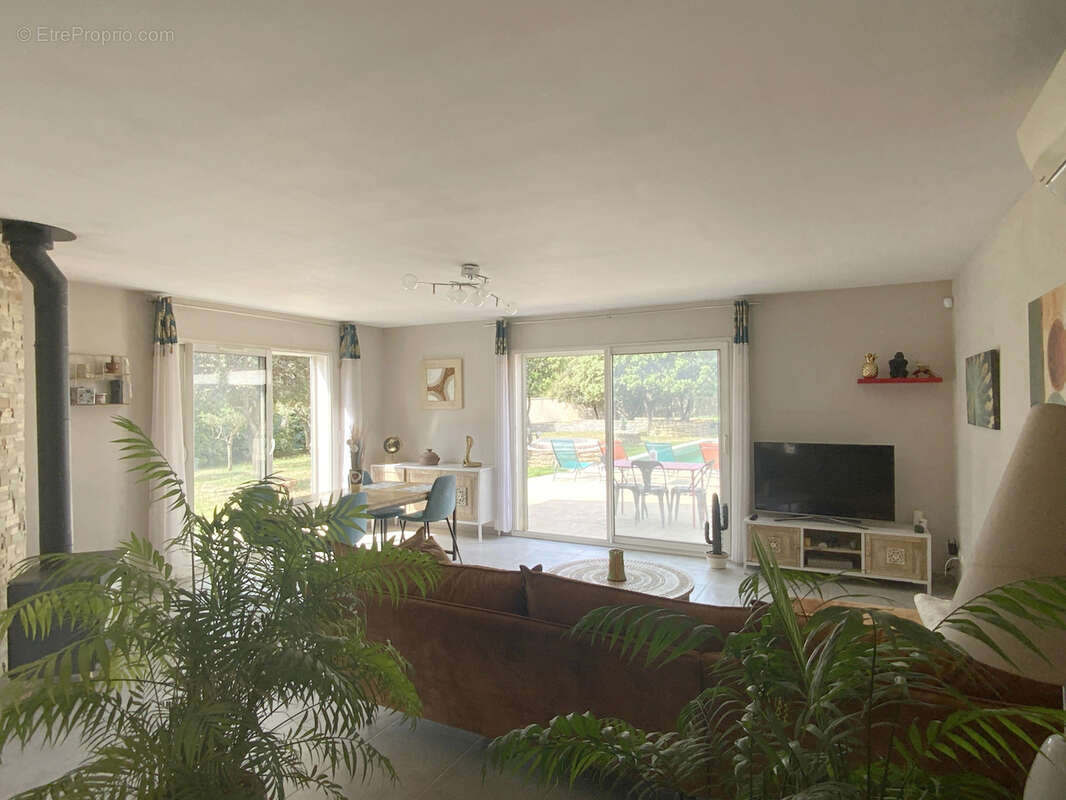 Villa de plain pied sur beau terrain arboré avec piscine. - photo 6