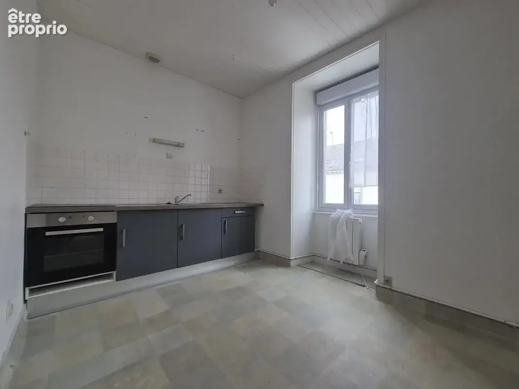 Saint pierre la cour immeuble de 170 m2 habitable de 3 logements a renover avec 3 places de parking - photo 3