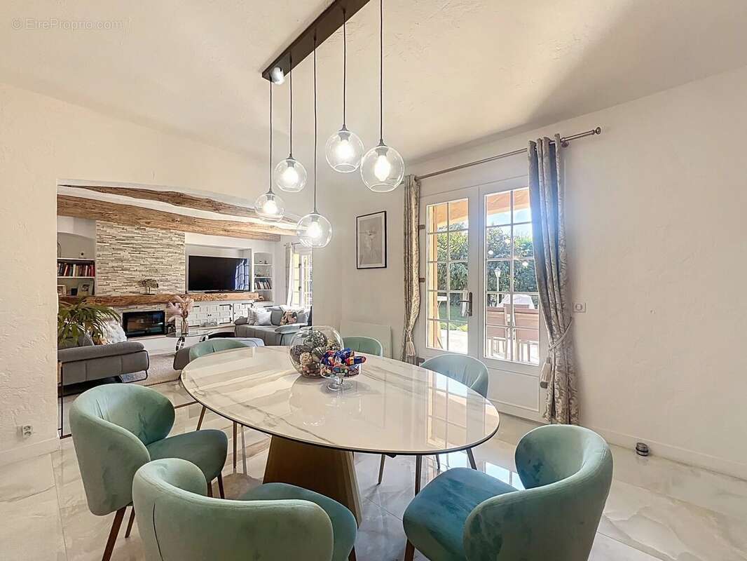 Maison à LA ROQUETTE-SUR-SIAGNE