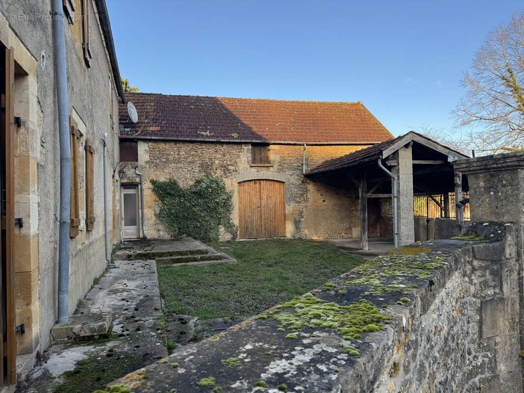Maison à LA CHAPELLE-AUBAREIL