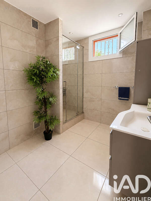 Maison 200 m² à Vitrolles  - photo 9