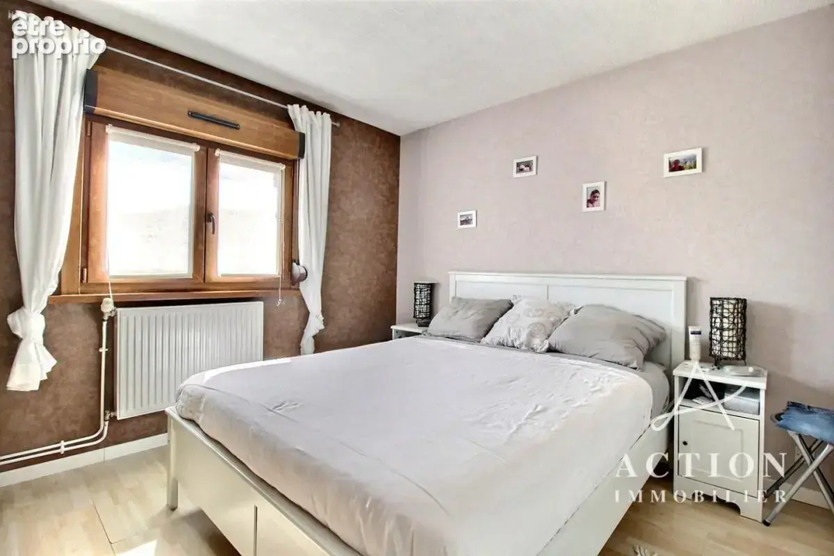 Maison semi individuelle en lotissement - 3 chambres - Garage et parking - Jardin - photo 5