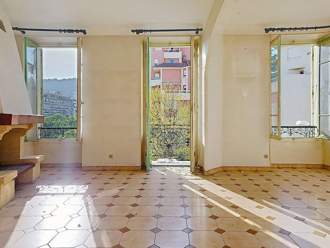Nice Port – Place Arson – Beau 3 pièces traversant avec balcon et fort potentiel - photo 2