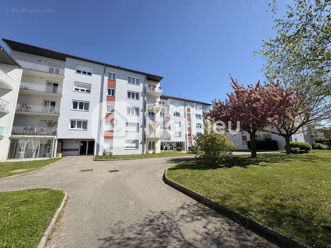 Appartement à PERONNAS