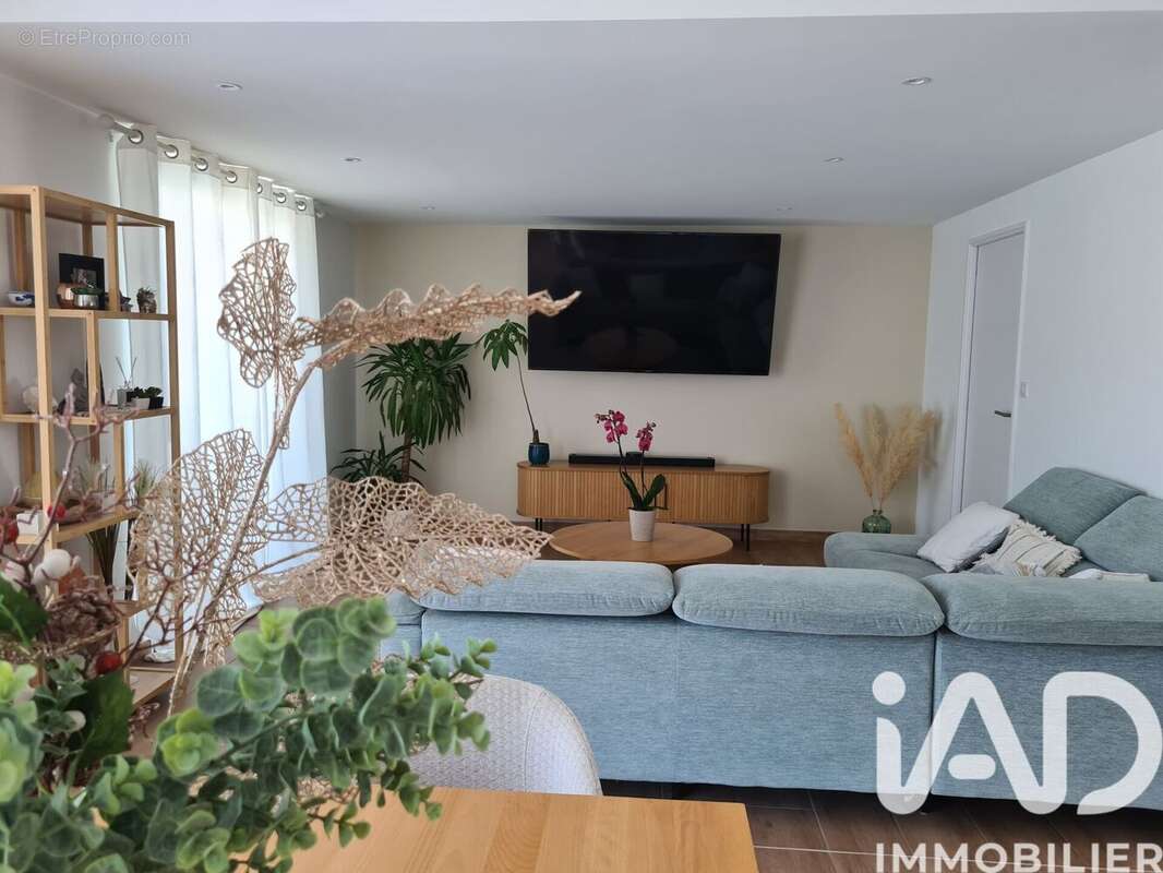 Maison 172 m² à La Jarrie  - photo 4