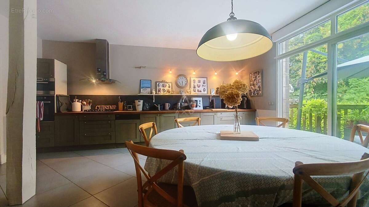 Maison de ville de 312 m² au cur de Roquefort avec jardin, piscine et garage - photo 7