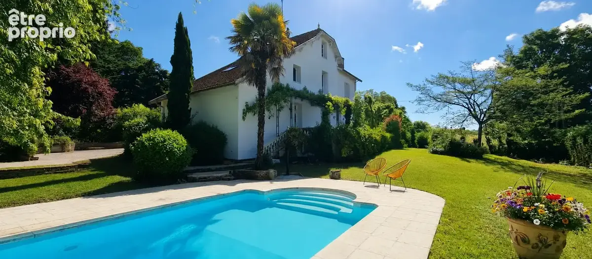 DEMEURE DE CHARME 180 m2 - grand garage - piscine - parc - photo 1