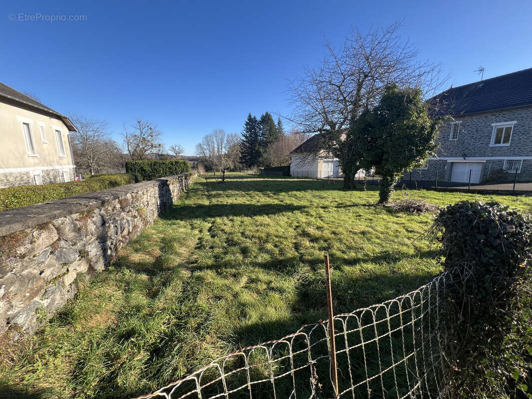 Terrain à LAGRAULIERE