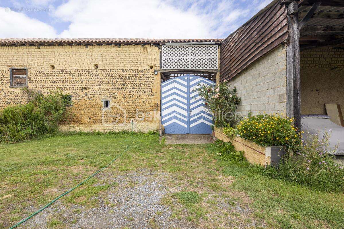 Maison à VILLECOMTAL-SUR-ARROS