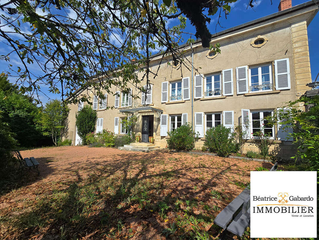Maison à POULE-LES-ECHARMEAUX