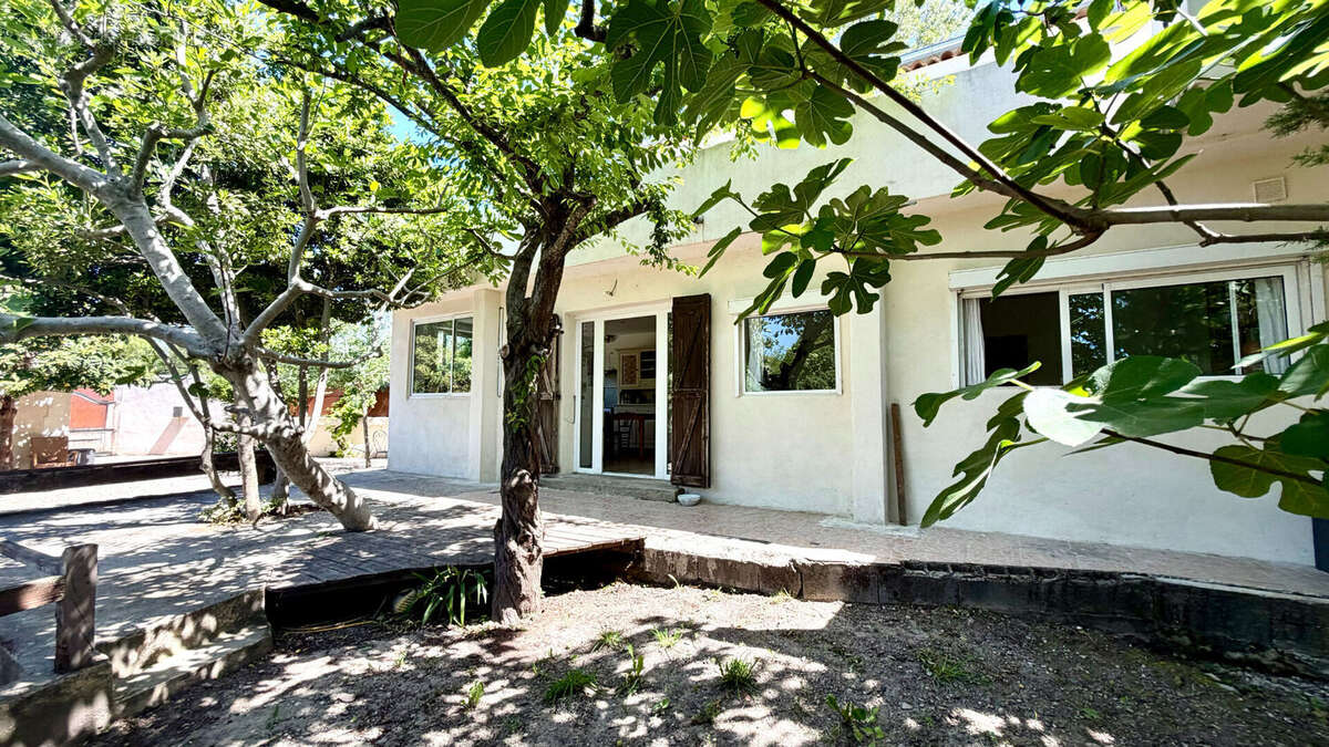Maison à ENTRAIGUES-SUR-LA-SORGUE