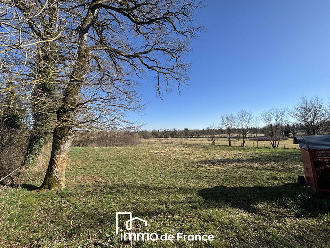 Terrain à ONET-LE-CHATEAU