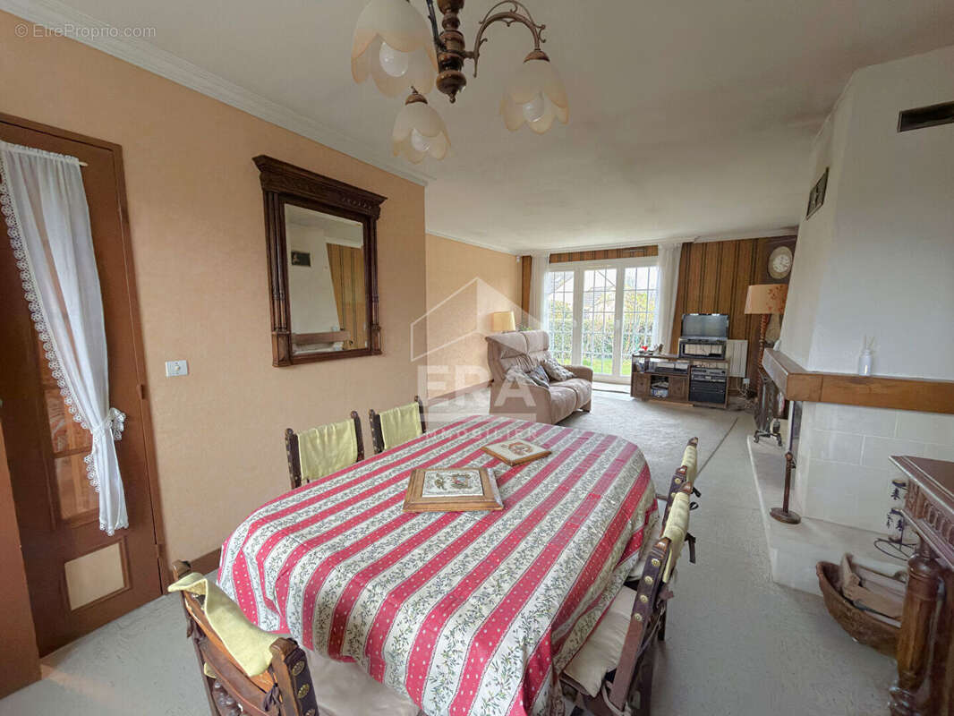 Maison à LES ECRENNES