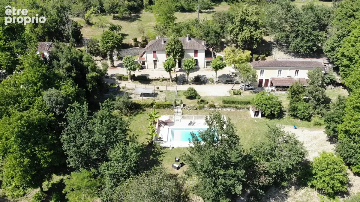 Propriété de caractère avec activité de gîtes sur  environ 10 hectares . - photo 1