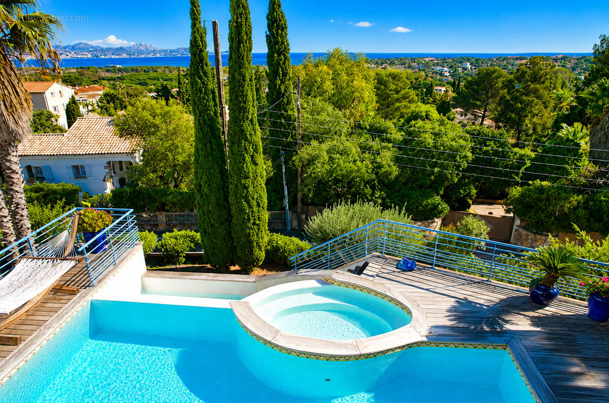 A vendre villa vue mer avec 3 chambres et piscine a saint aygulf - photo 2