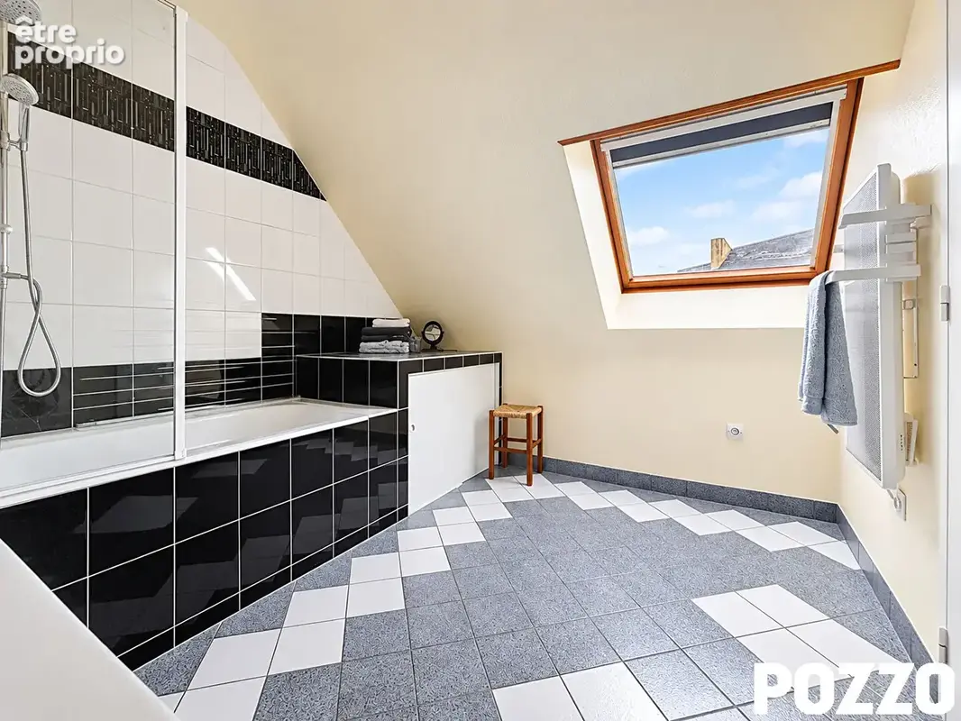 A Vendre - AVRANCHES - LE VAL SAINT PERE - Maison 6 pièce(s) 150 m² - Terrain - photo 10