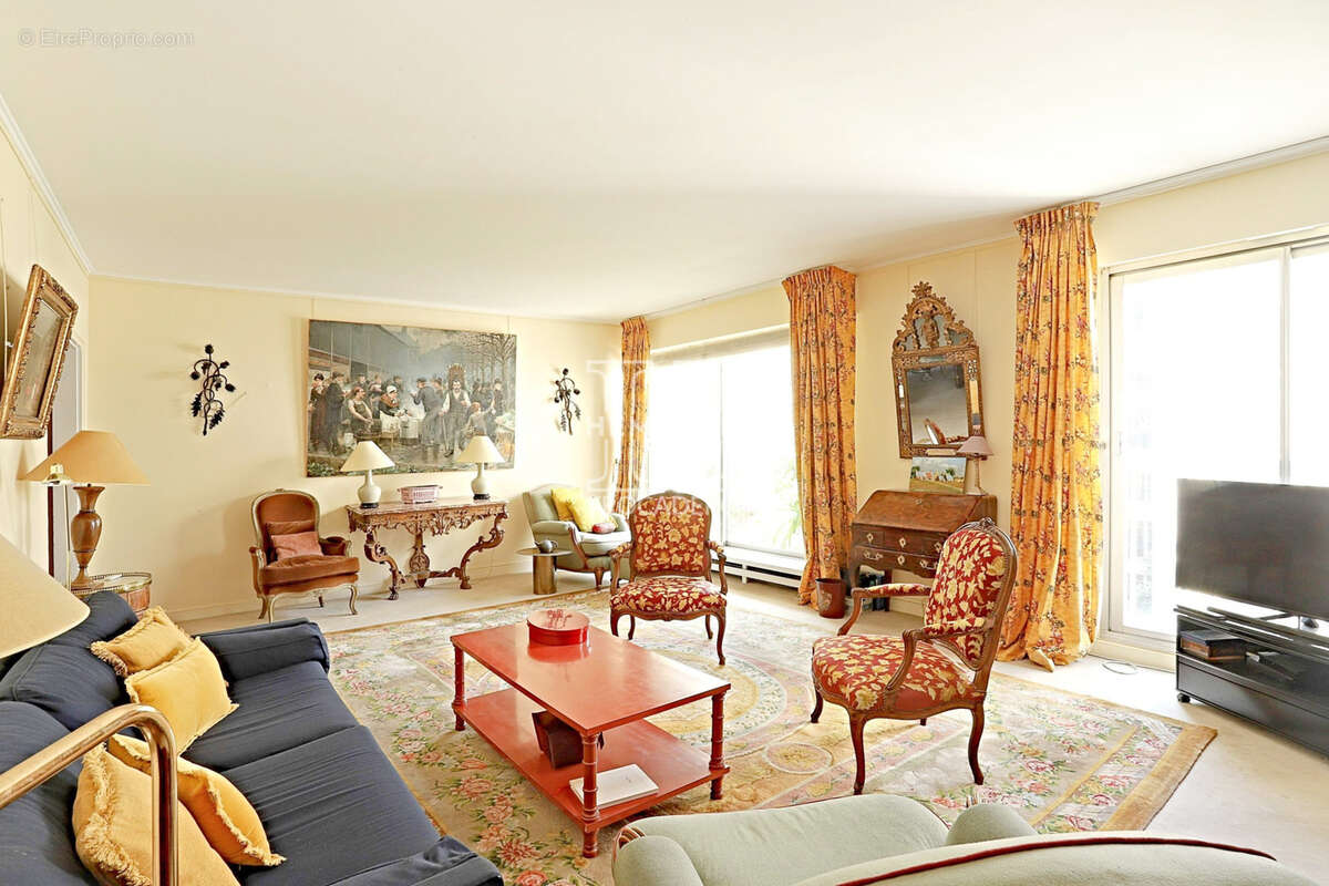 Appartement à PARIS-16E