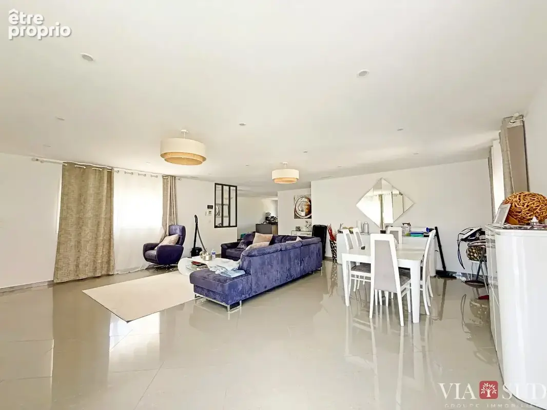 Villa contemporaine 2013, 195 m² de plain-pied sur 1 000 m² clos : 4 chambres, piscine au sel, cuisine d'été et un DPE A qui cha - photo 10