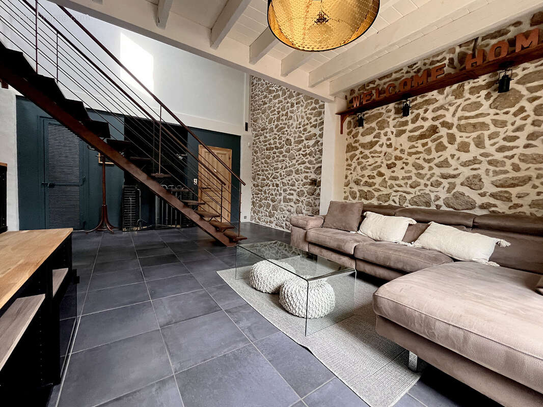 207 m2 au coeur du village avec terrasse et garage - photo 3