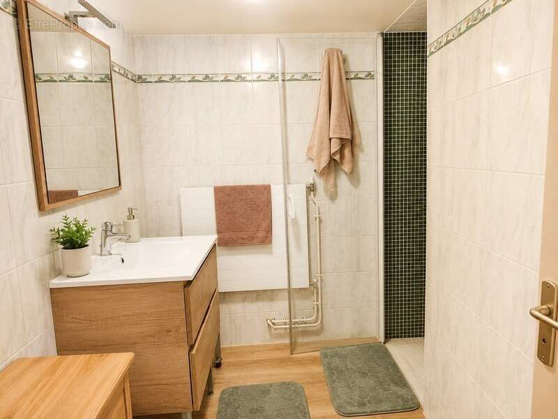 Maison familiale 5 chambres au calme, sans vis-à-vis, avec piscine et rivière en fond de jardin - photo 12