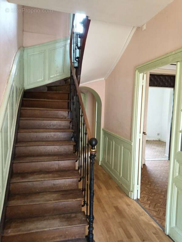 Maison à COURS-LA-VILLE