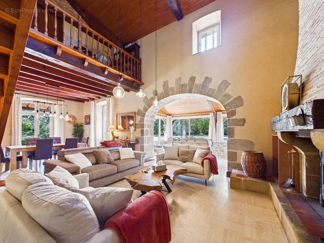 Jolie maison en pierre avec 4 chambres, un grand garage et un abri voiture. - photo 3