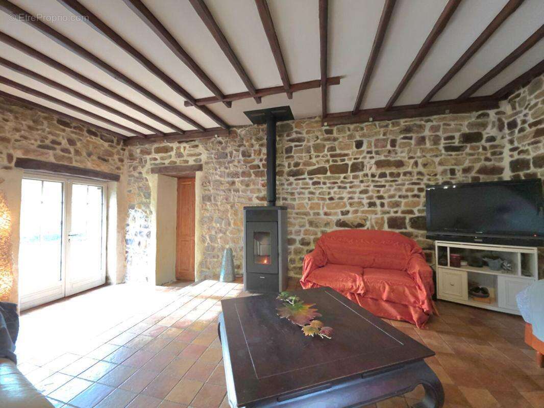 La-Lande-De-Goult 61320 Longère en pierre 112 m² terrain 30.200 m² - photo 16