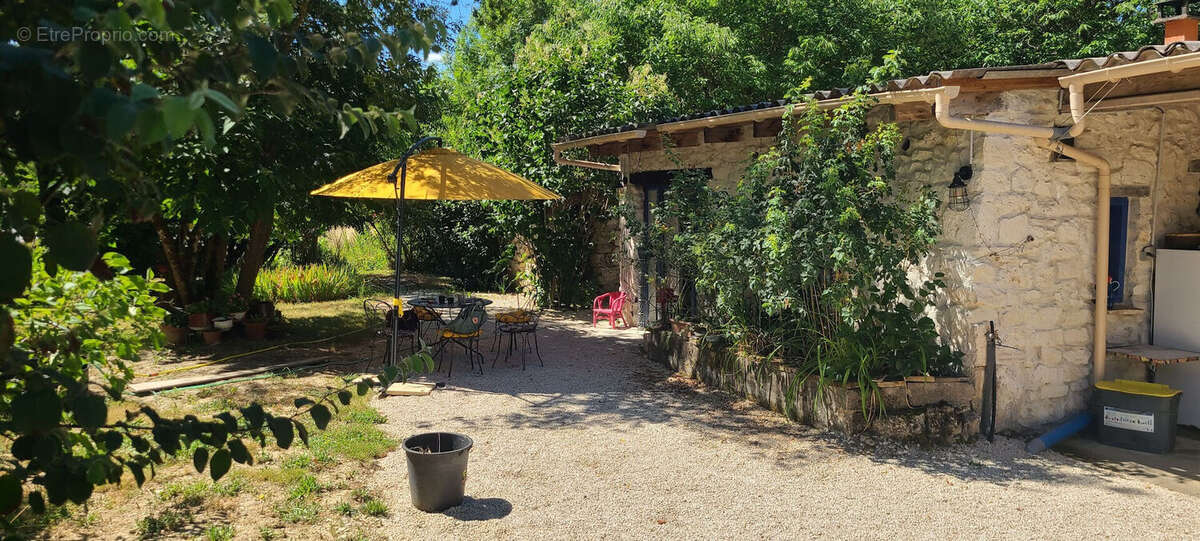 Propriété en pierre à rénover ? beau potentiel et environnement verdoyant à fauroux - photo 3