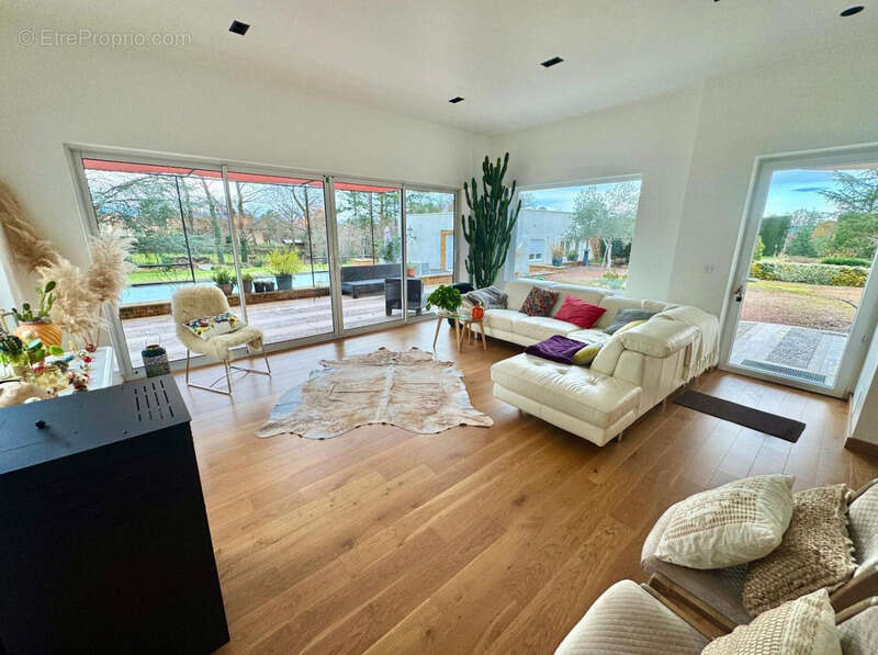 Maison à COMMELLE-VERNAY