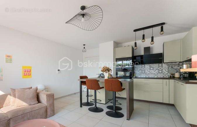 Superbe T3 récent avec terrasse, dernier étage et 2 parkings ! - photo 11