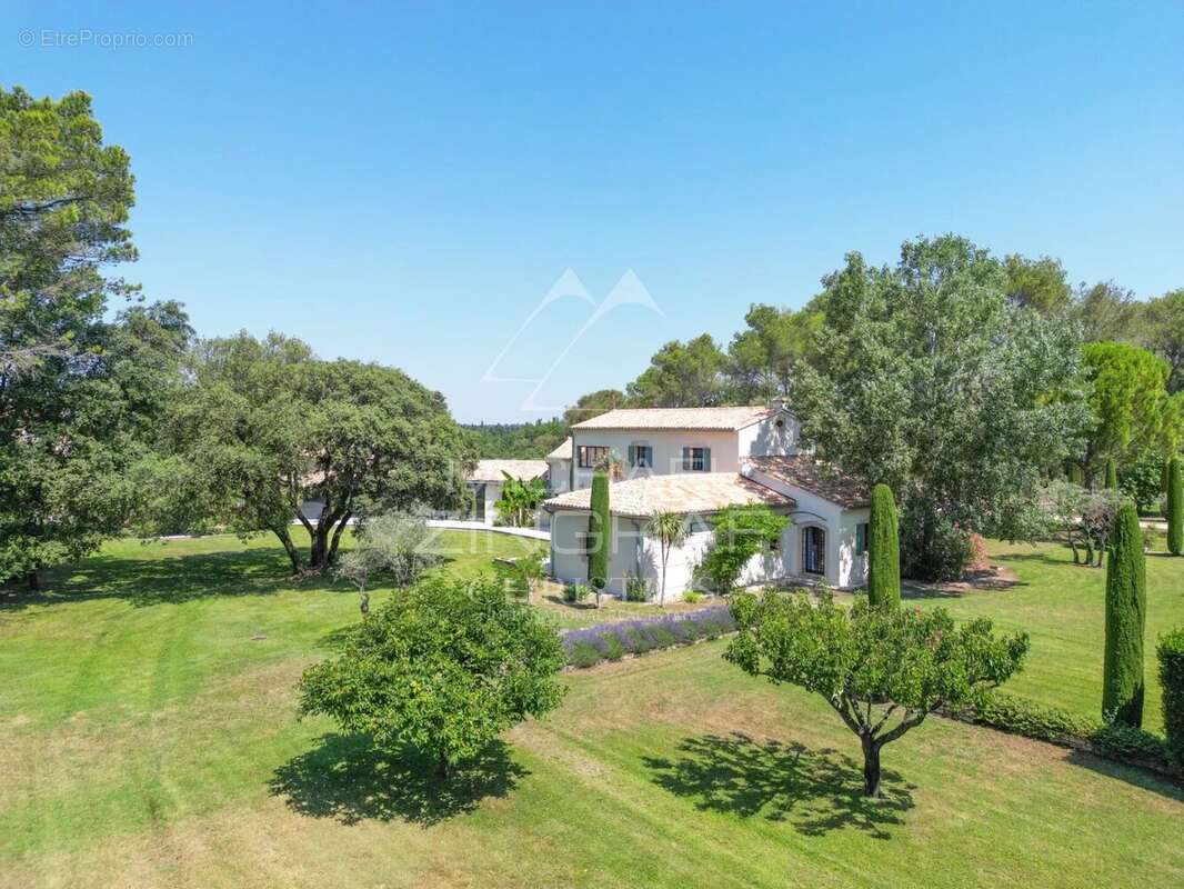 Proche de l'Isle-sur-la-Sorgue - Domaine d'exception entre Luberon et Mont Ventoux sur un parc de 15 hectares - photo 2