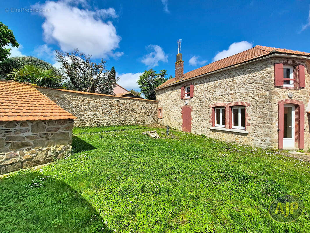 Maison à LA CHAIZE-LE-VICOMTE