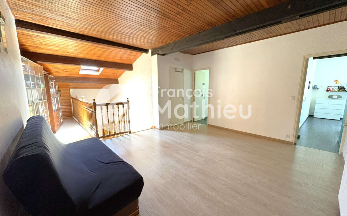 LE PLANTAY - Grande maison 4 chambres et bureau avec grand garage sur 696 m2 de terrain - photo 15